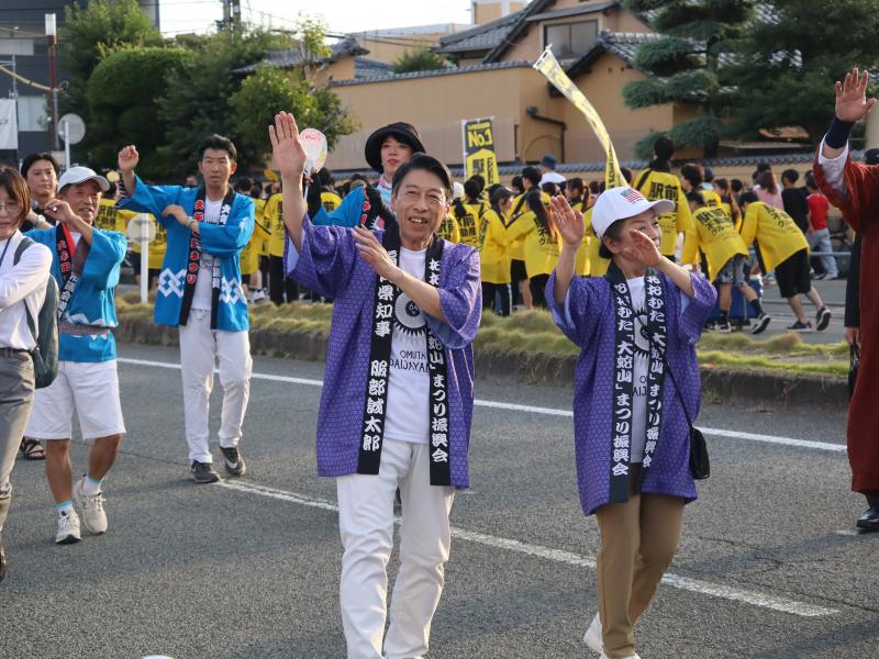 あいさつする知事