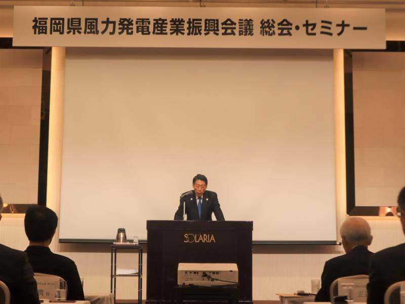 あいさつする知事