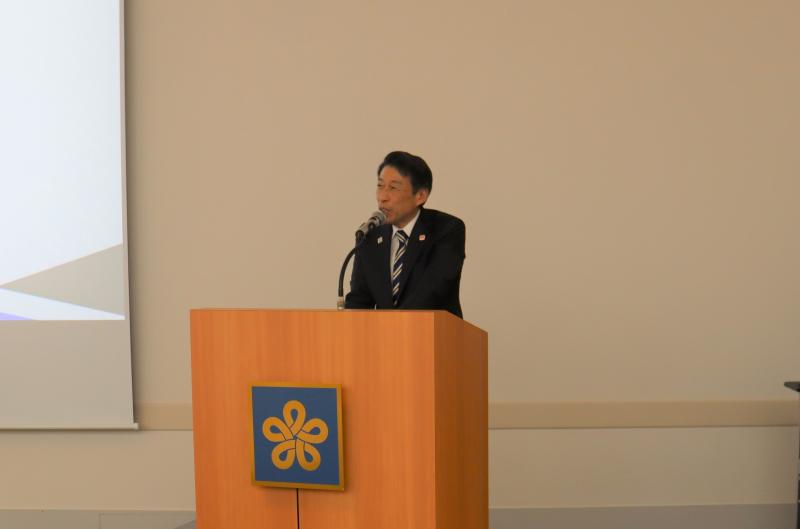 あいさつをする知事