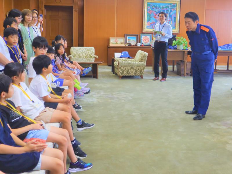 参加者の質問に答える知事