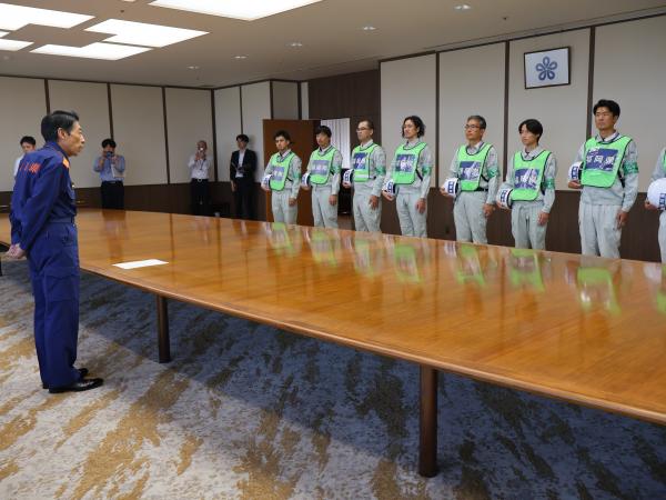 派遣する職員を激励する知事