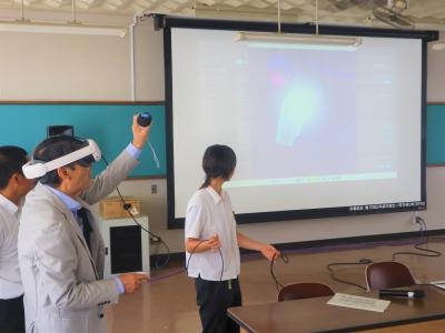 VRゲームを体験する知事2
