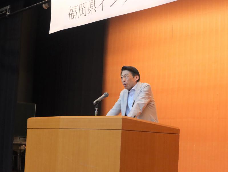 あいさつする知事