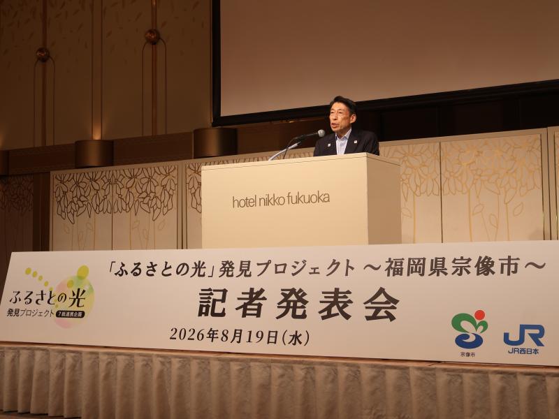 あいさつする知事