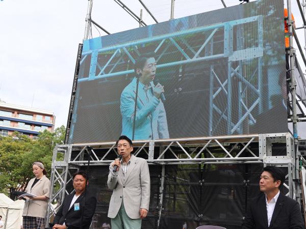 あいさつする知事