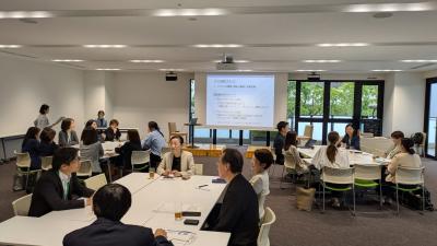 ３グループに分かれて交流会をする様子