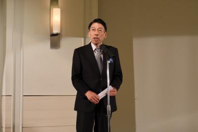 あいさつする知事