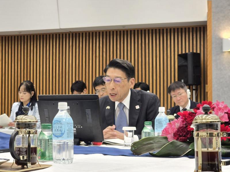 会議で発言する知事