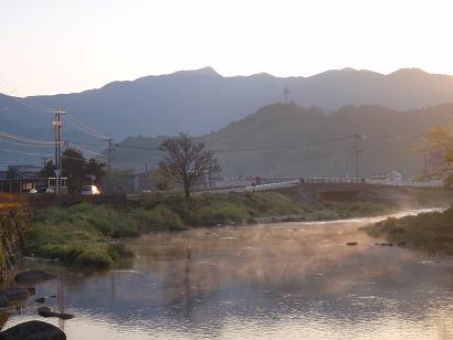 小石原川から望む早朝の古処山