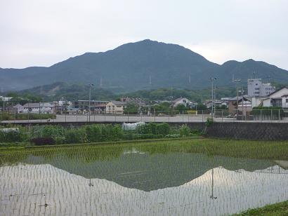 太宰府市五条より見上げる宝満山