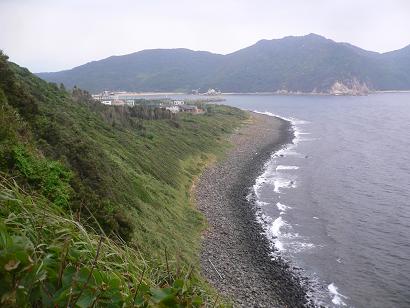 芥屋の大門上部より黒磯海岸と立石山を望む