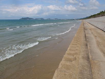 新宮浜より眺める津屋崎海岸、大峰半島の写真です