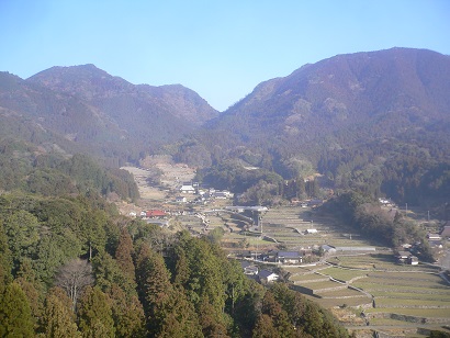 岩屋公園の岩上から望む釈迦ヶ岳、大日ヶ岳と竹の棚田