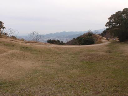 四王寺山焼米ヶ原　遠方に基山を望む