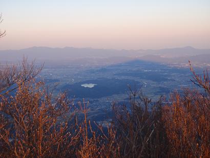 三郡山より見下ろす夕暮れの筑豊盆地