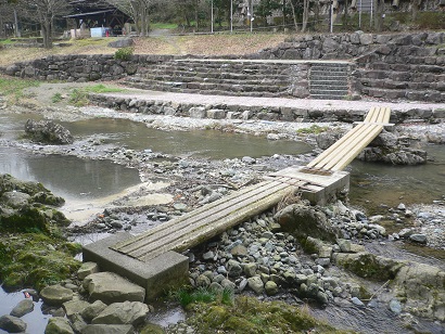 宮若市八木山川の流れる千石峡キャンプ場