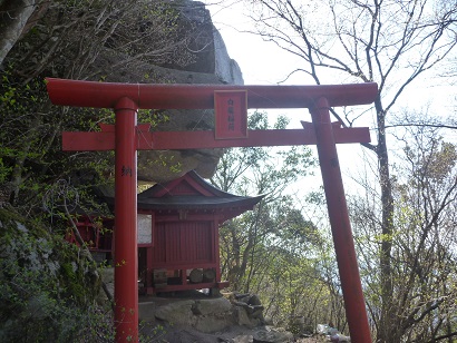 浮岳中腹巨岩の下に鎮座する白瀧稲荷