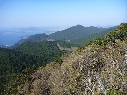 浮岳より二丈岳、遠方に可也山を望む