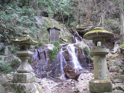 八丁越の旧道沿いにある不動滝