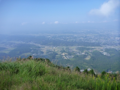 大坂山の薬師の頭より見下ろした筑豊盆地の写真です