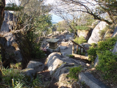 石灰岩の露出した古処山山頂の写真です