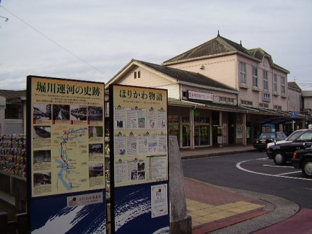 折尾駅前に設置した堀川運河看板の写真