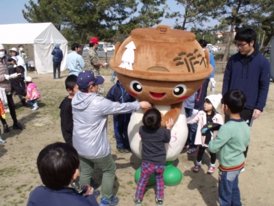 芦屋町のゆるキャラ　あっしーも植樹に参加