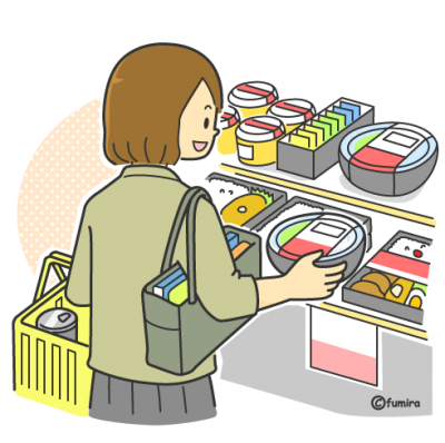 商品の表示を見ながら買い物をする女性