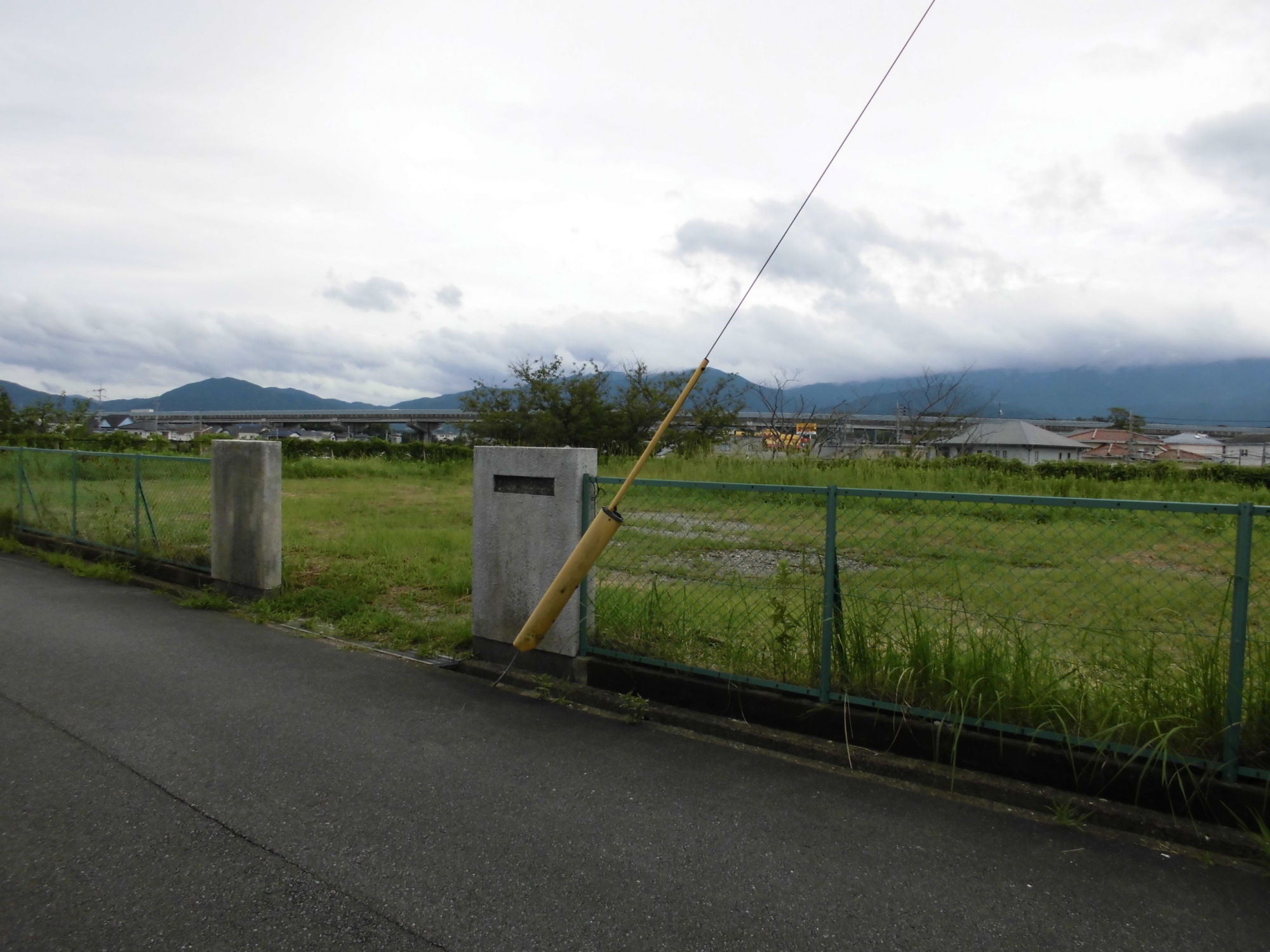 道路から見た県有地の画像