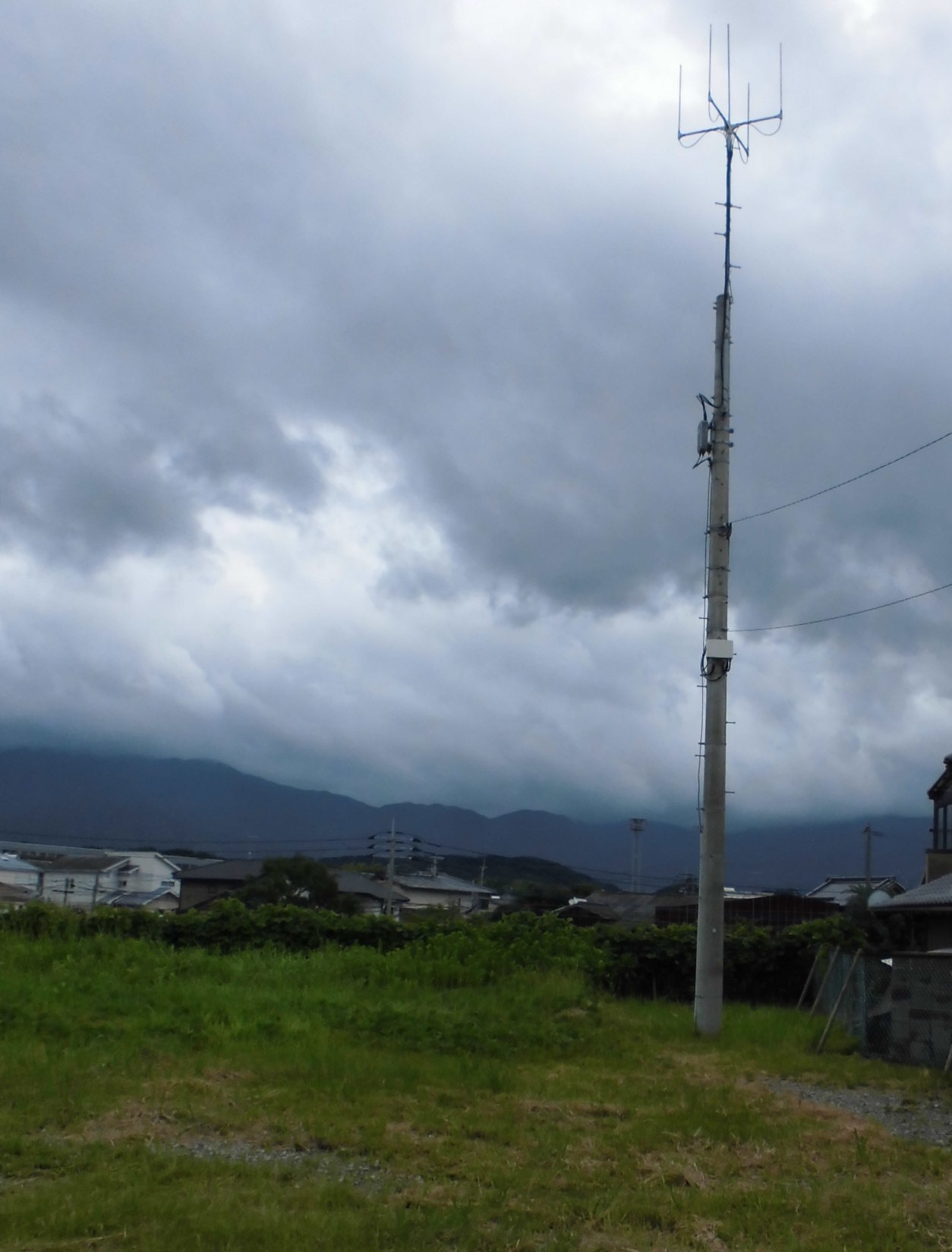 県有地内アンテナ柱の画像