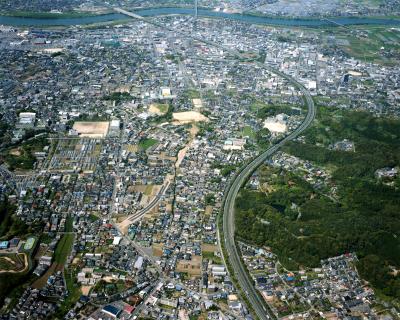 歴史と自然に恵まれ、都市と自然が共存する地域です。（管内中央部航空写真）