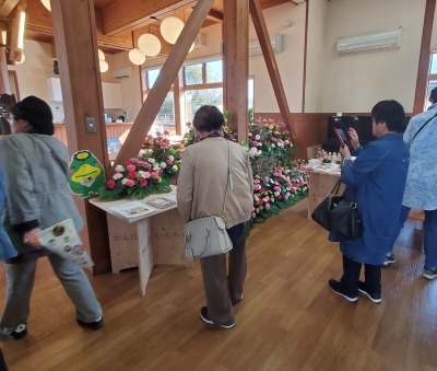 飾花を観賞する観光客の様子